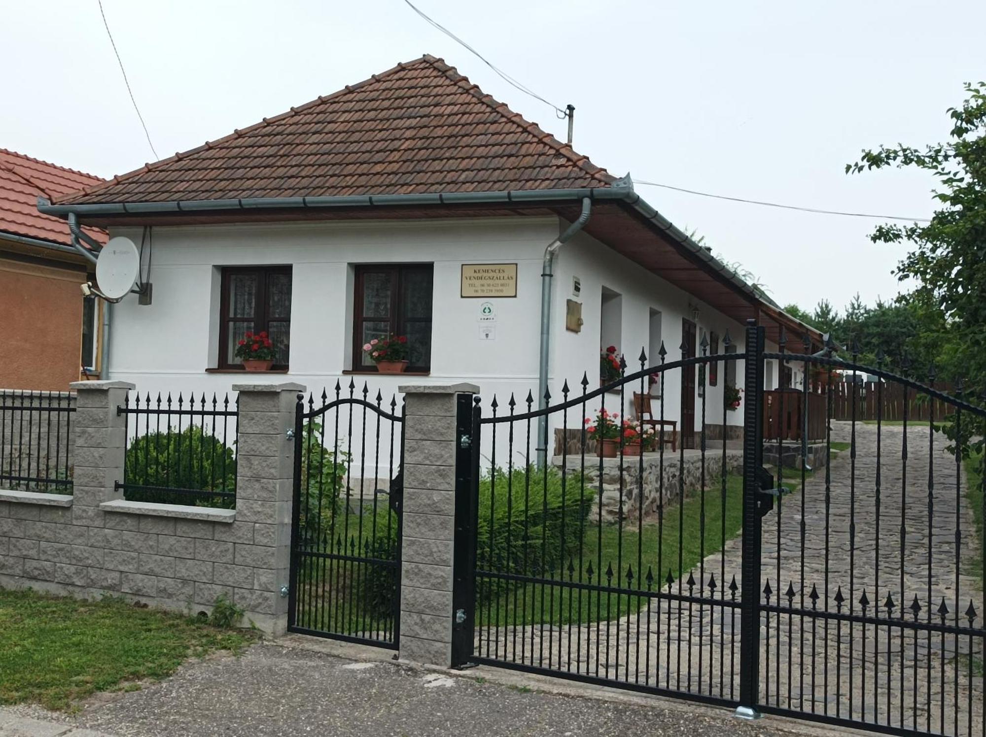 Hotel Kemences Vendeghaz Mikohaza Exteriér fotografie